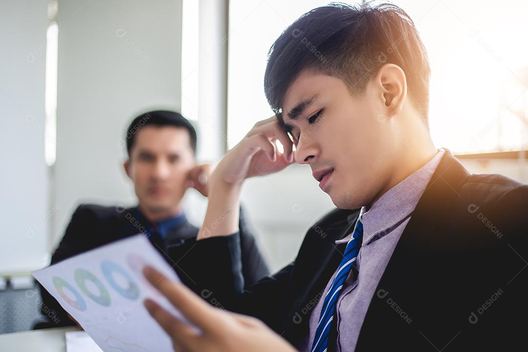 empresário sério sobre o trabalho duro feito até a dor de cabeça