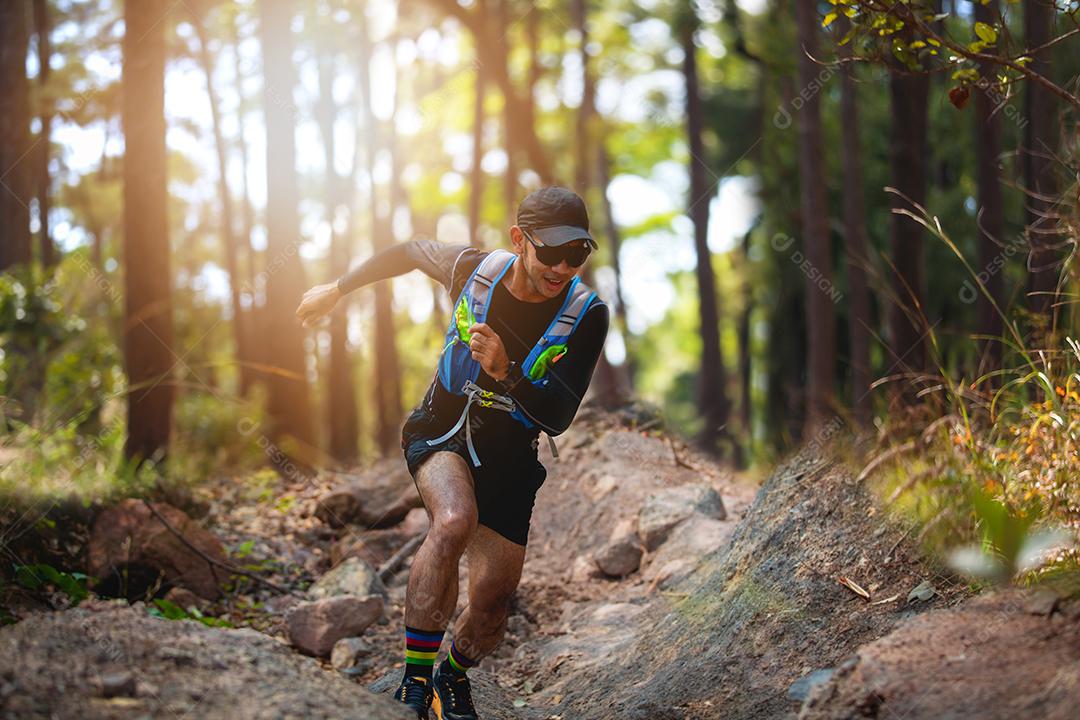 Um homem corredor de trilha. e pés de atleta usando sapatos esportivos para trilha na floresta