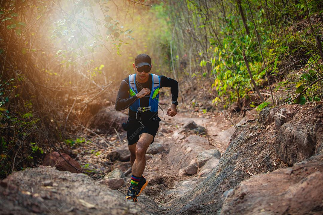 Um homem corredor de trilha. e pés de atleta usando sapatos esportivos para trilha na floresta