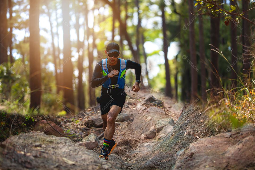 Um homem corredor de trilha. e pés de atleta usando sapatos esportivos para trilha na floresta