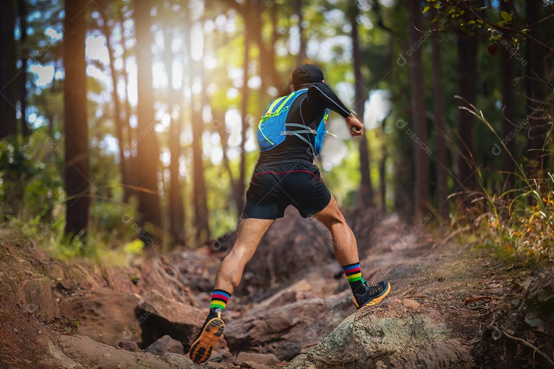 Um homem corredor de trilha. e pés de atleta usando sapatos esportivos para trilha na floresta