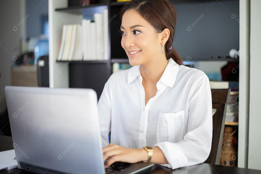 Mulheres de negócios asiáticos usando notebook para trabalhar