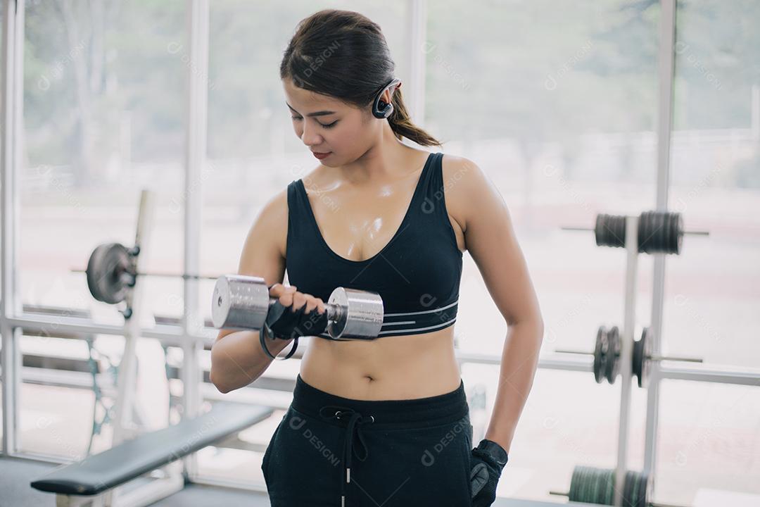 Mulheres de negócios asiáticos usando notebook para trabalhar