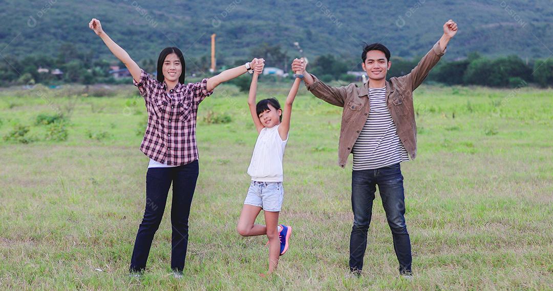 Menina feliz e com família asiática curtindo viagem e férias de verão