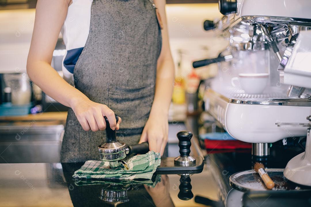 Mulheres asiáticas Barista sorrindo e usando máquina de café no balcão da cafeteria - Mulher trabalhadora, proprietária de pequenas empresas, comida e bebida conceito de café