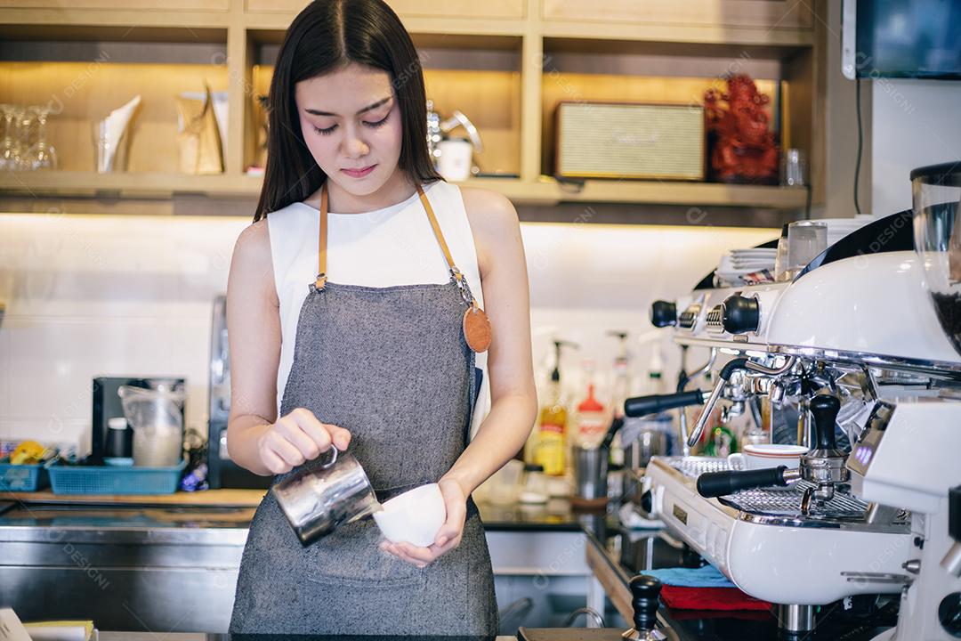 Mulheres asiáticas Barista sorrindo e usando máquina de café no balcão da cafeteria - Mulher trabalhadora, proprietária de pequenas empresas, comida e bebida conceito de café