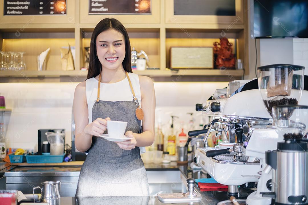 Mulheres asiáticas Barista sorrindo e usando máquina de café no balcão da cafeteria - Mulher trabalhadora, proprietária de pequenas empresas, comida e bebida conceito de café