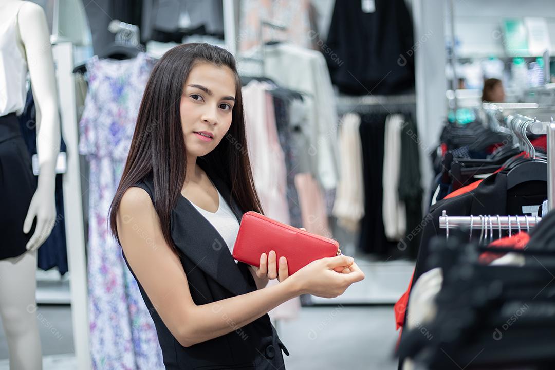 Duas jovens asiáticas sorridentes com compras e compras no shopping/supermercado/mercado