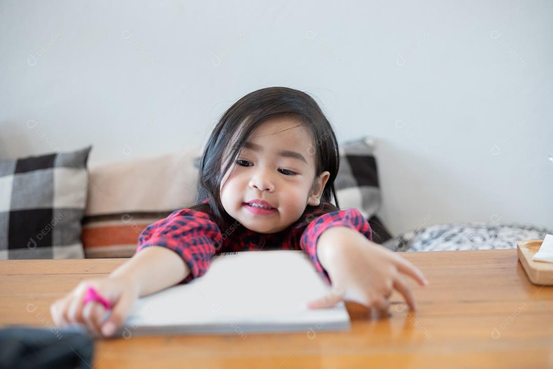 As meninas bonitas asiáticas estão lendo livros.