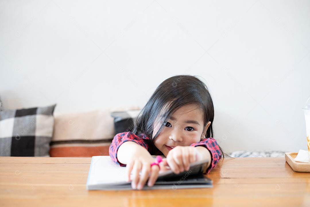 As meninas bonitas asiáticas estão lendo livros.