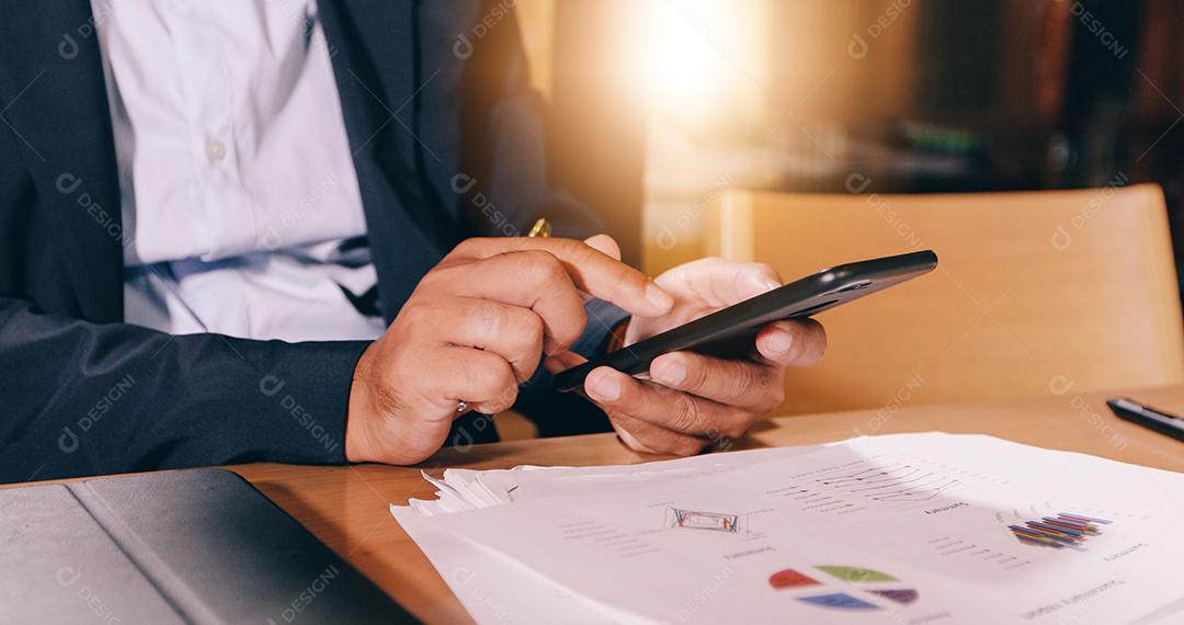 Empresários estão usando calculadoras e dados de negócios de análise e diagrama financeiro gráfico trabalhando na reunião.