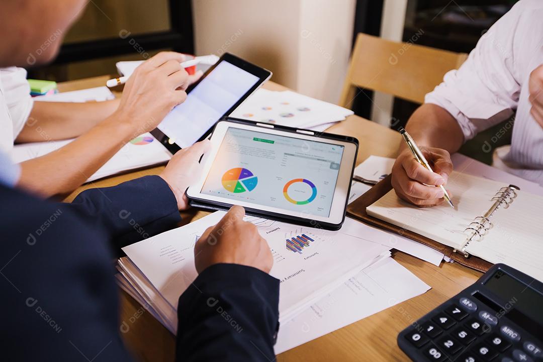 Empresárias asiáticas usando tablet para documentos de análise e diagrama financeiro gráfico trabalhando em reunião