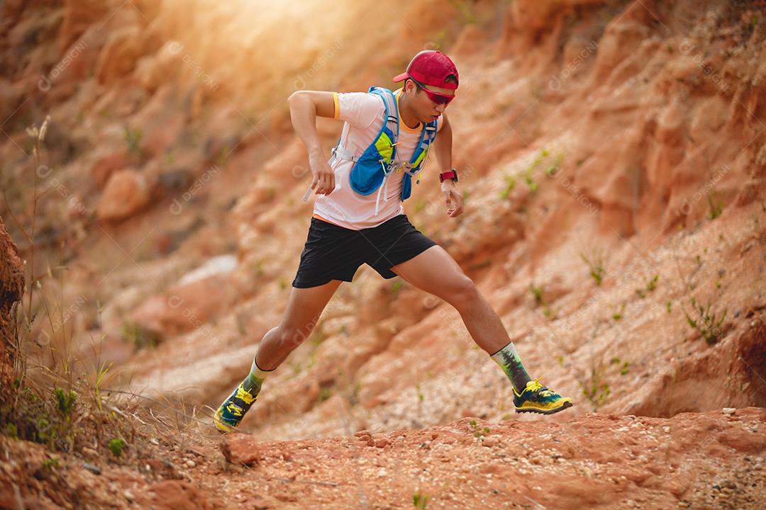 Um homem corredor de trilha. e pés de atleta usando sapatos esportivos para corrida nas montanhas