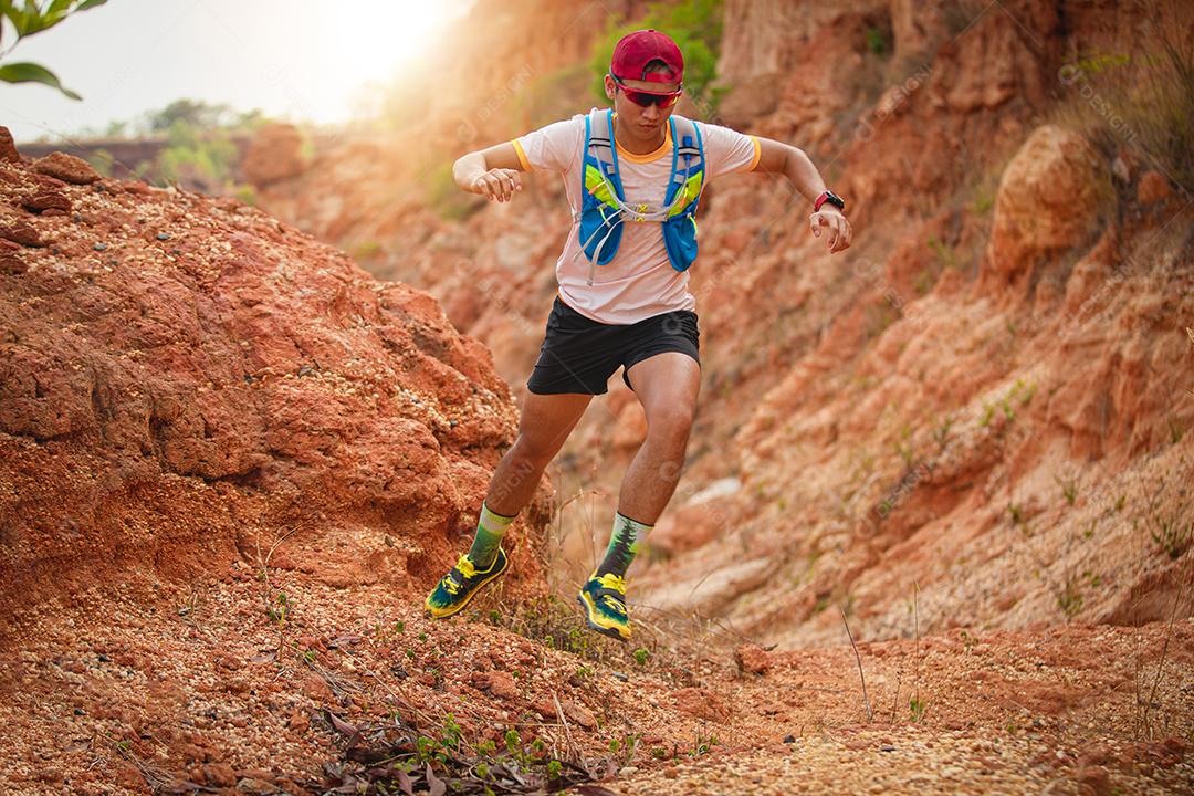Um homem corredor de trilha. e pés de atleta usando sapatos esportivos para corrida nas montanhas