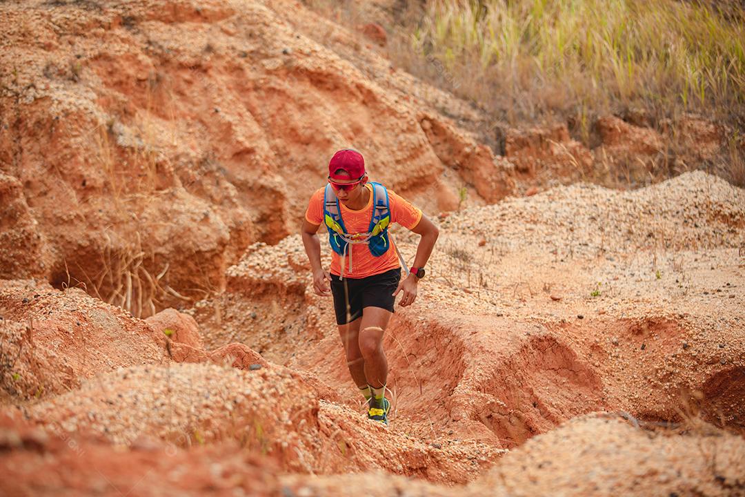 Um homem corredor de trilha. e pés de atleta usando sapatos esportivos para corrida nas montanhas