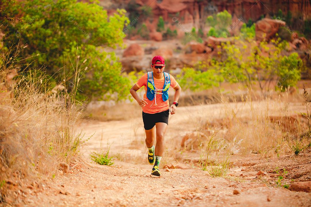 Um homem corredor de trilha. e pés de atleta usando sapatos esportivos para corrida nas montanhas