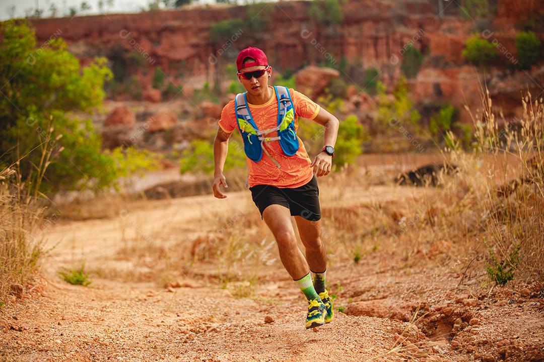 Um homem corredor de trilha. e pés de atleta usando sapatos esportivos para corrida nas montanhas