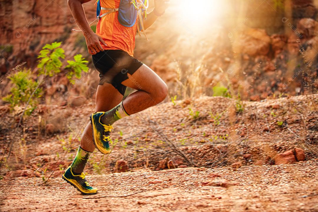 Um homem corredor de trilha. e pés de atleta usando sapatos esportivos para corrida nas montanhas