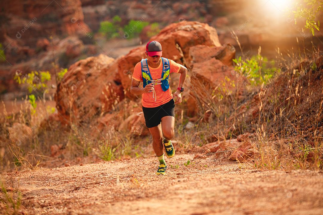 Um homem corredor de trilha. e pés de atleta usando sapatos esportivos para corrida nas montanhas