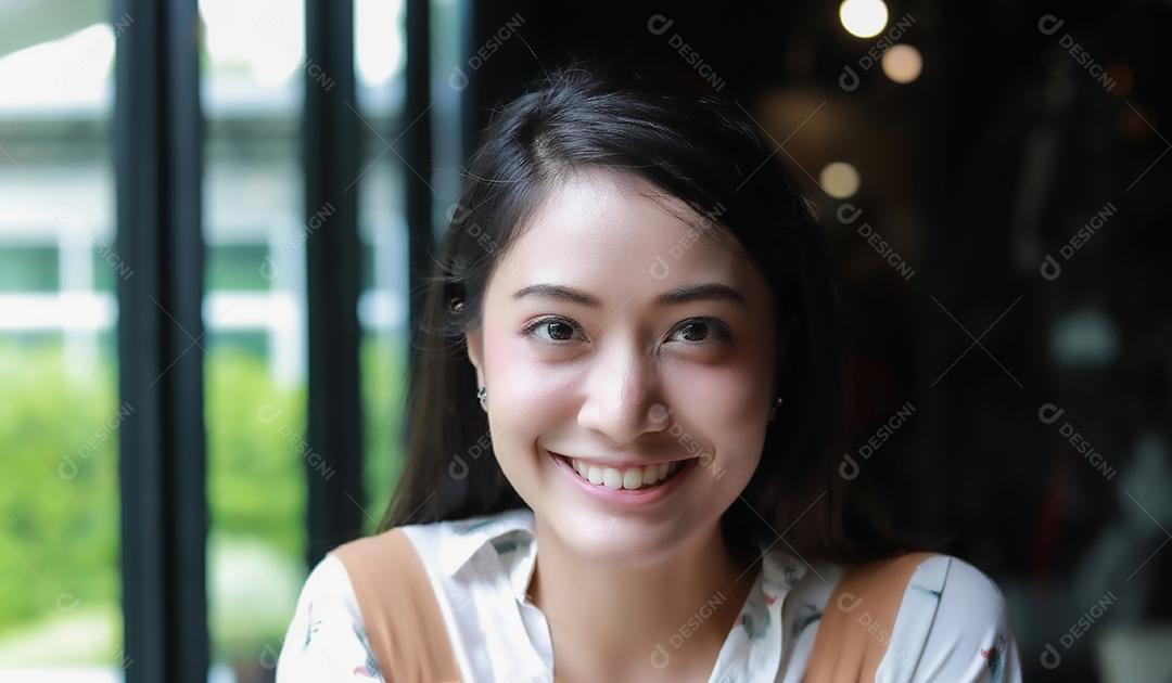 Mulheres asiáticas sorrindo e felizes e gostando de comer hambúrgueres no café e restaurante na hora do relaxamento