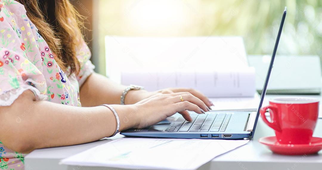 Mulheres de negócios asiáticos usando notebook para trabalhar