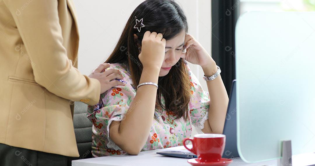 Empresária asiática séria sobre o trabalho e usando notebook para parceiros de negócios discutindo documentos e ideias na reunião