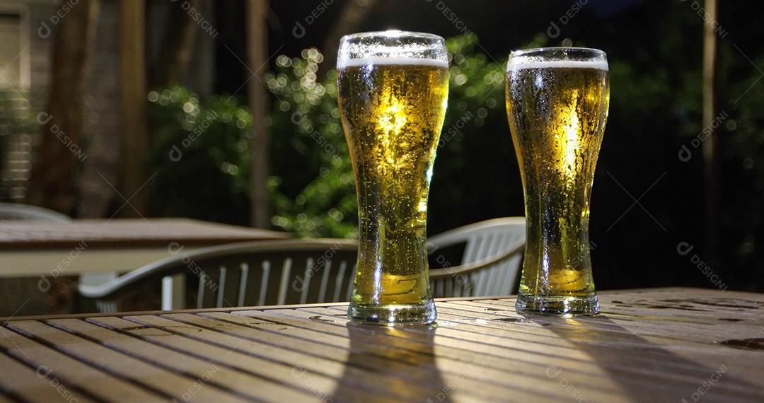 Grupo asiático de amigos festejando com bebidas alcoólicas de cerveja e jovens desfrutando em um bar brindando coquetéis e copos tinindo