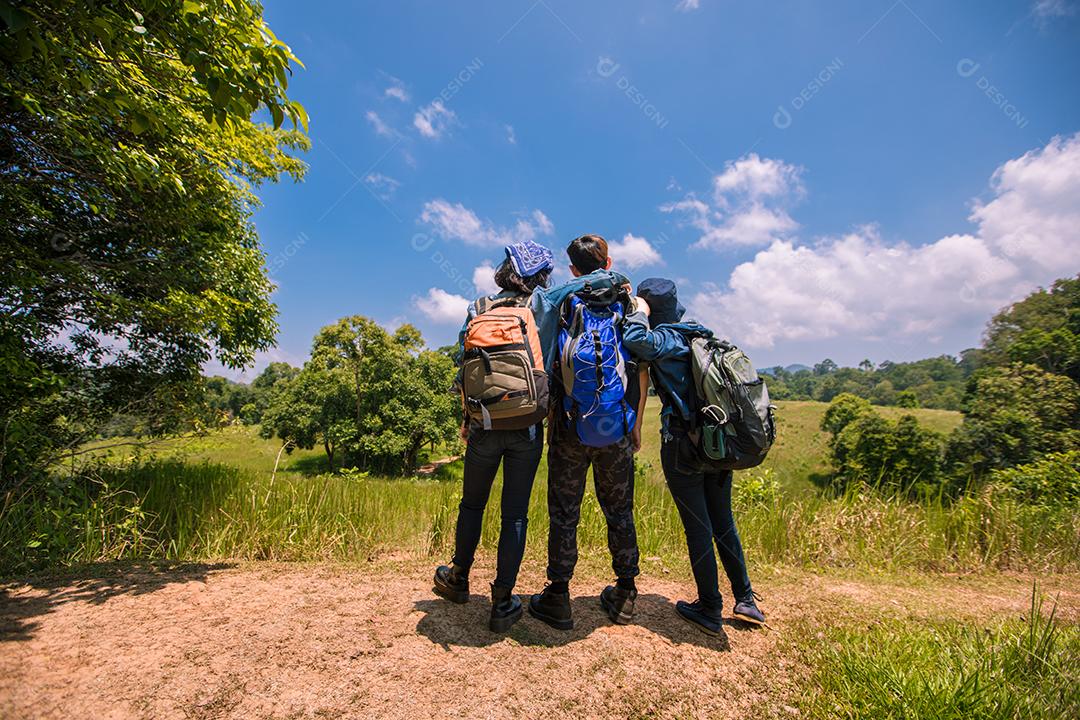 Grupo asiático de jovens Caminhando com mochilas de amigos caminhando juntos e olhando o mapa e tirando a câmera fotográfica pela estrada e parecendo feliz, Relaxe o tempo em viagens de conceito de férias