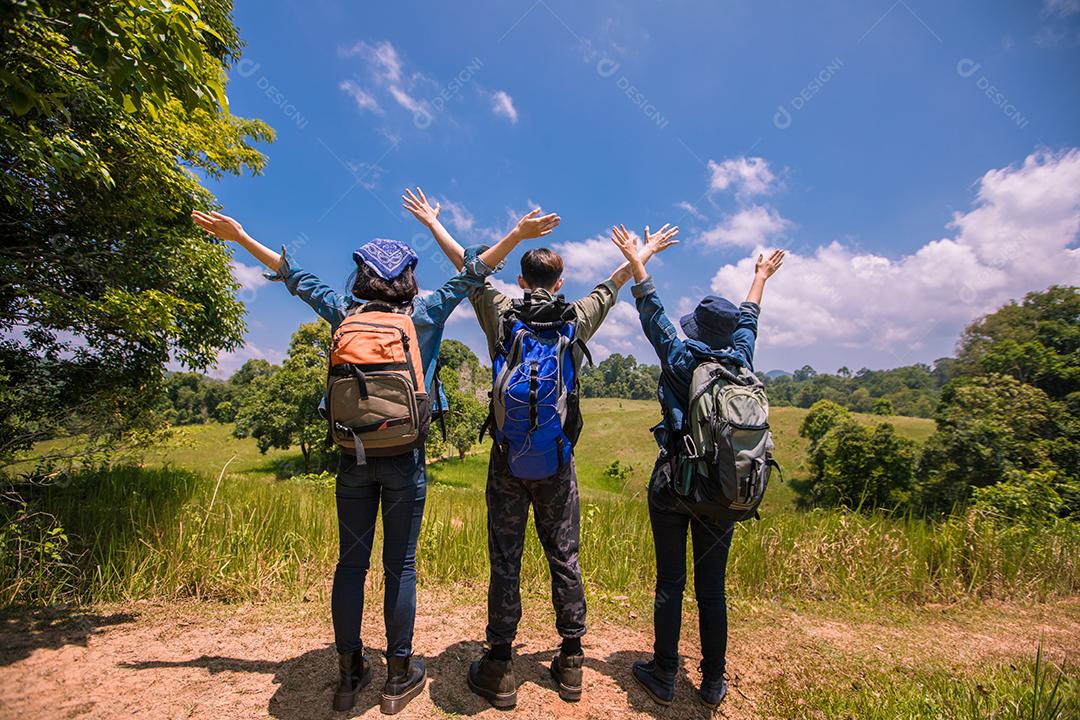 Grupo asiático de jovens Caminhando com mochilas de amigos caminhando juntos e olhando o mapa e tirando a câmera fotográfica pela estrada e parecendo feliz, Relaxe o tempo em viagens de conceito de férias