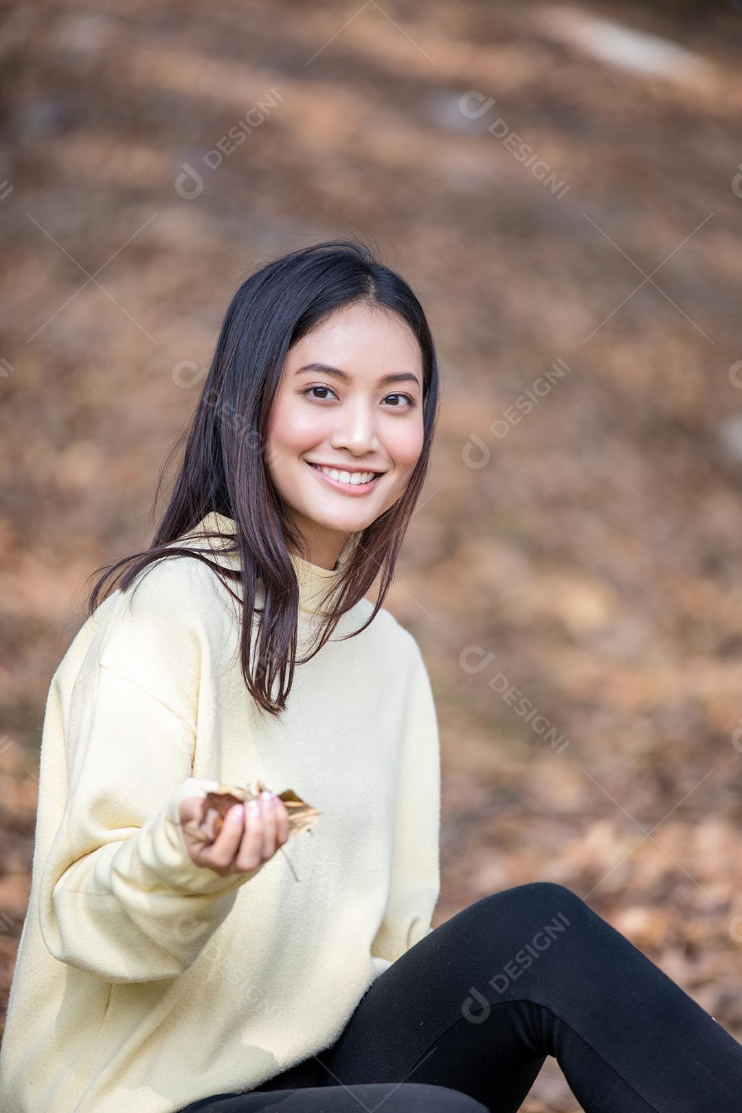 Linda mulher asiática sorrindo feliz e vestindo roupas quentes retrato de inverno e outono ao ar livre no parque