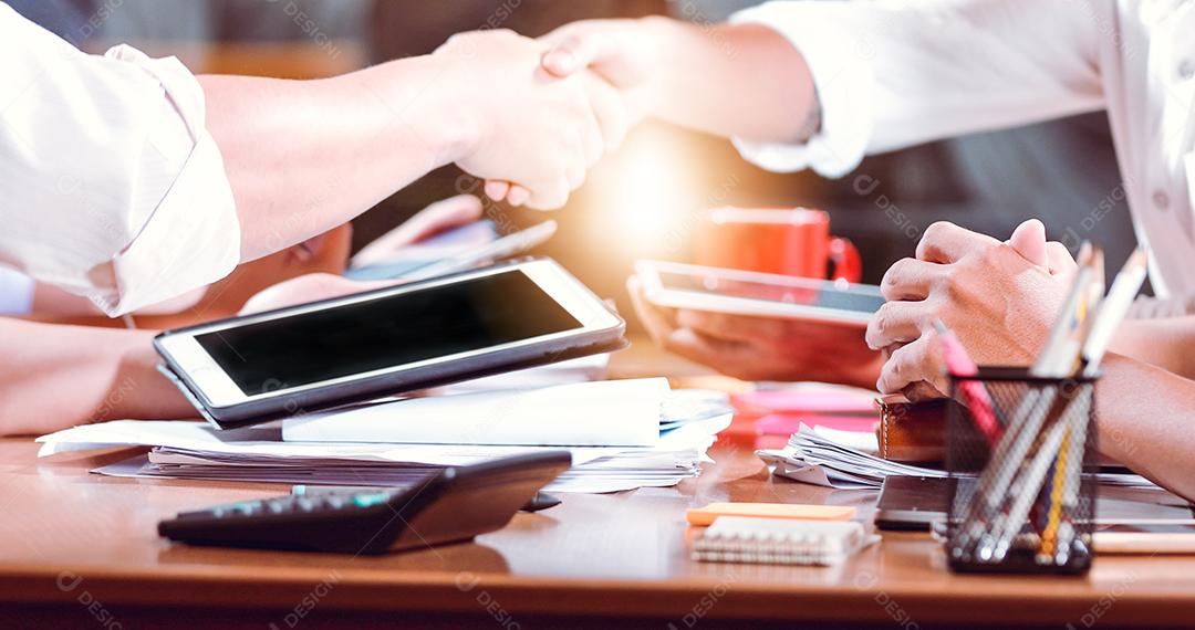 Conceito de reunião de parceria de negócios e aperto de mão de negócios para o sucesso do acordo de investimento e fundo noturno da cidade