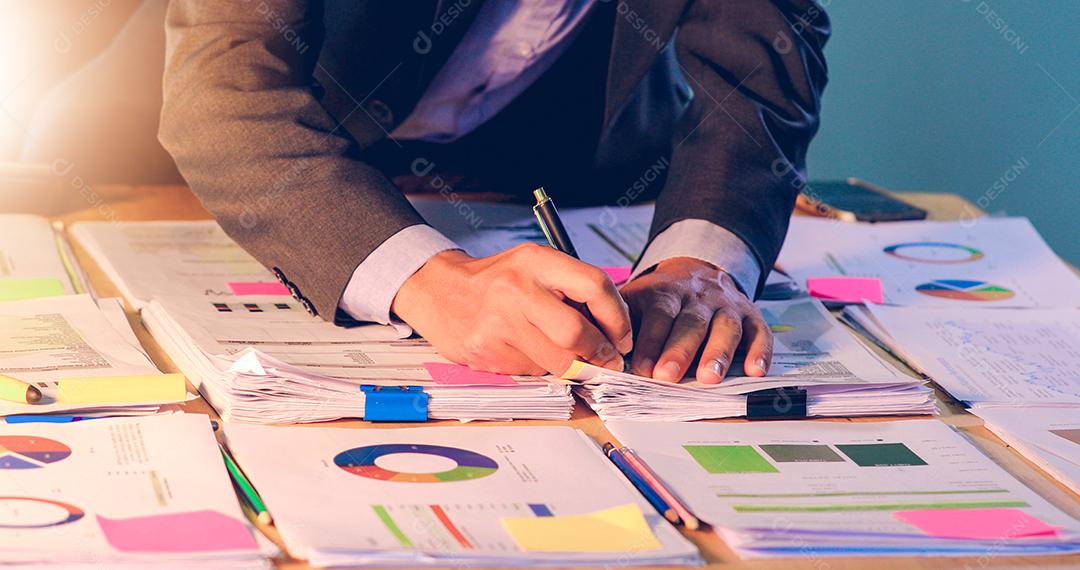 Empresários contam dinheiro e planejam finanças para projetos e usam calculadoras para análise de documentos de projetos e diagrama financeiro gráfico trabalhando em segundo plano na mesa de escritório