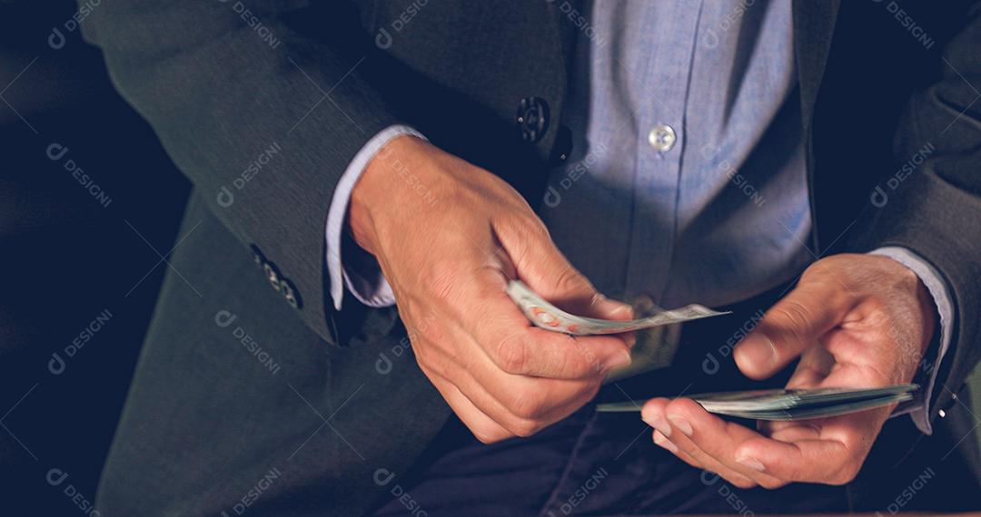 Empresários contam dinheiro e planejam finanças para projetos e usam calculadoras para análise de documentos de projetos e diagrama financeiro gráfico trabalhando em segundo plano na mesa de escritório