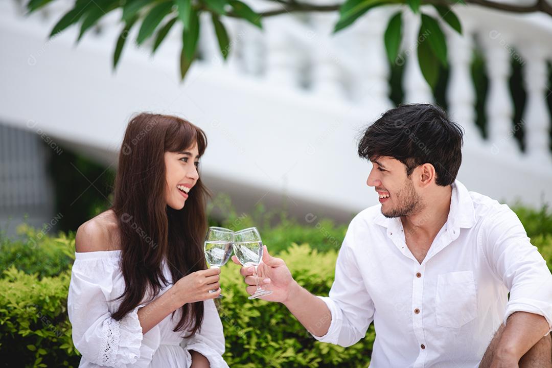 Feliz amante de casais românticos conversando e bebendo vinho enquanto fazia um piquenique em casa