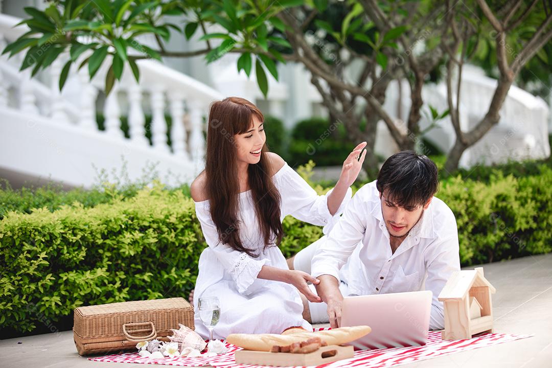 Feliz amante de casais românticos conversando e bebendo vinho enquanto fazia um piquenique em casa