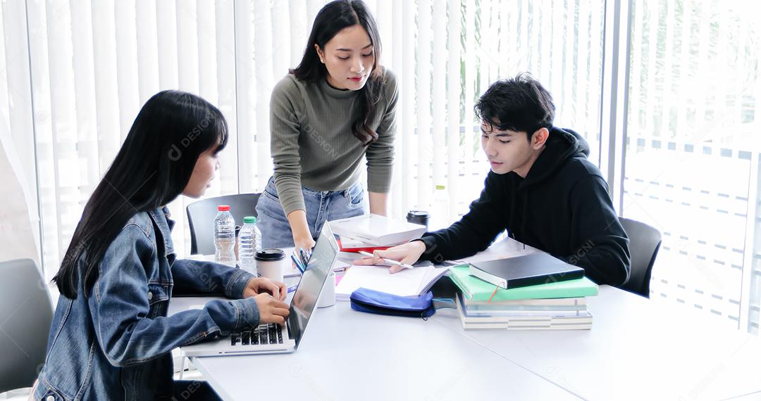 Alunos do Grupo Sorriam e se divertem usando o tablet Também ajuda a compartilhar ideias no trabalho e no projeto. E também revisar o livro antes do exame