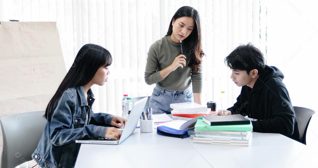 Alunos do Grupo Sorriam e se divertem usando o tablet Também ajuda a compartilhar ideias no trabalho e no projeto. E também revisar o livro antes do exame