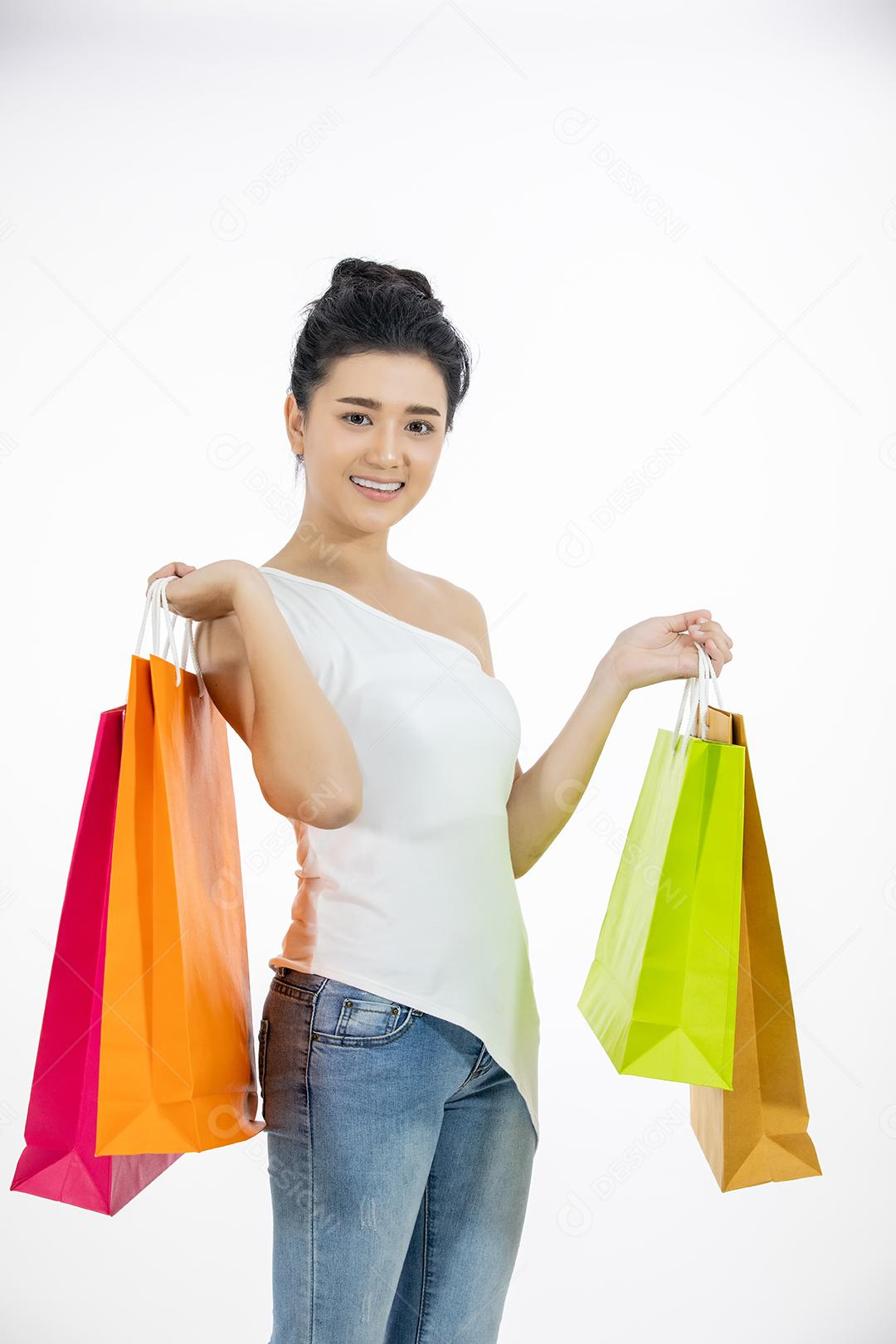 Mulheres asiáticas Linda garota está segurando sacolas de compras e sorrindo