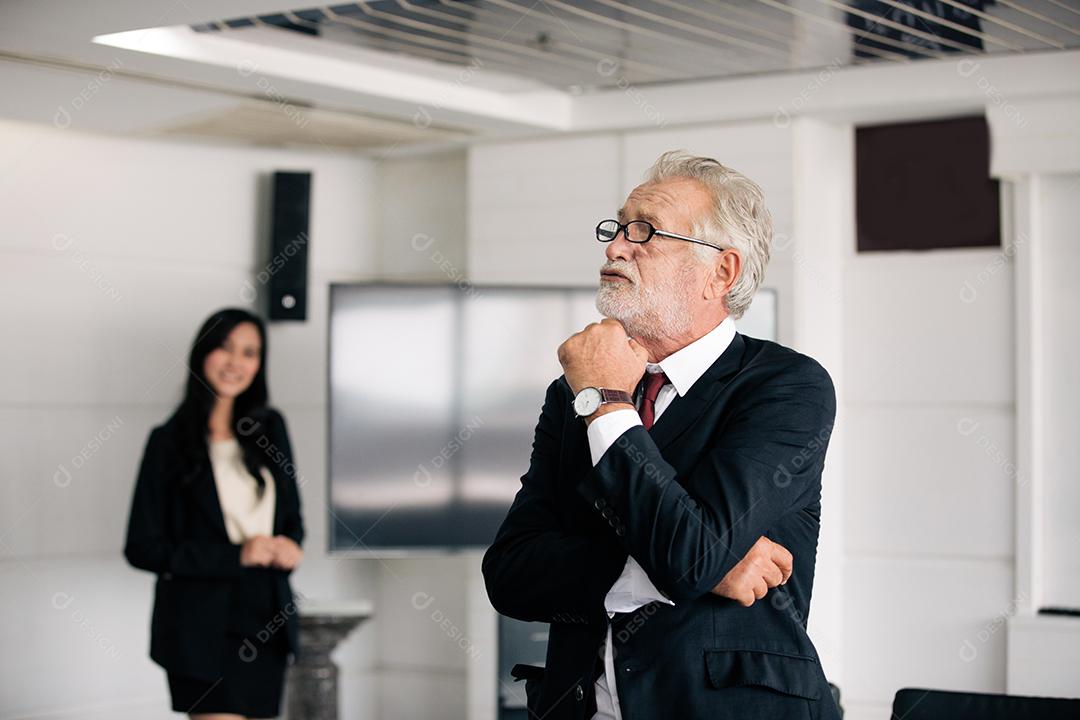 empresários segurando documentos para parceiros de negócios discutindo e compartilhando ideias em reuniões e mulheres de negócios sorrindo felizes por trabalhar