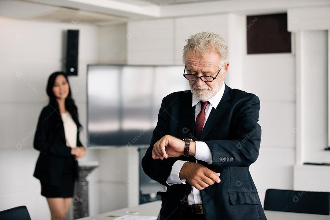 empresários estão olhando para o relógio e mulheres de negócios sorrindo felizes por trabalhar