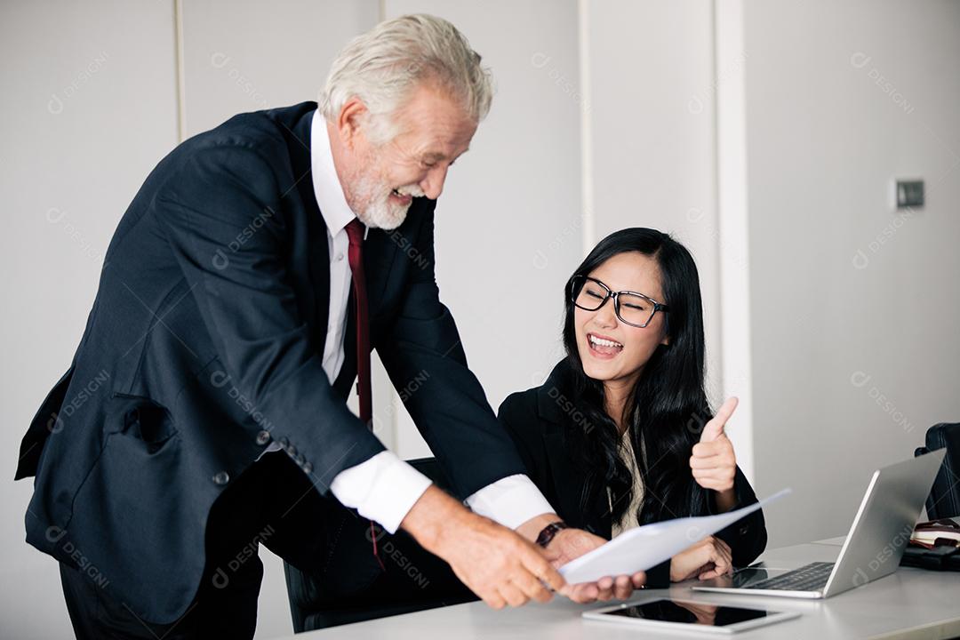 empresários segurando documentos para parceiros de negócios discutindo e compartilhando ideias em reuniões e mulheres de negócios sorrindo felizes por trabalhar