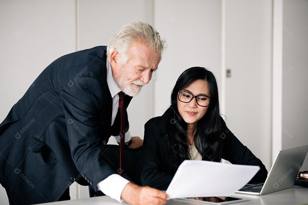 empresários segurando documentos para parceiros de negócios discutindo e compartilhando ideias em reuniões e mulheres de negócios sorrindo felizes por trabalhar