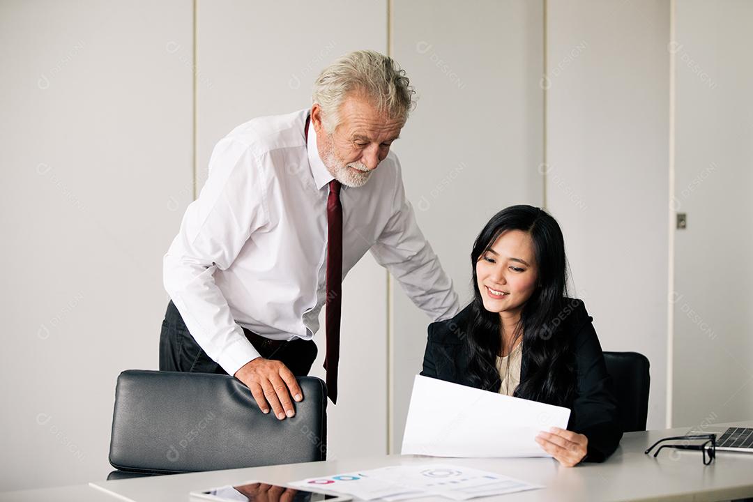 empresários segurando documentos para parceiros de negócios discutindo e compartilhando ideias em reuniões e mulheres de negócios sorrindo felizes por trabalhar