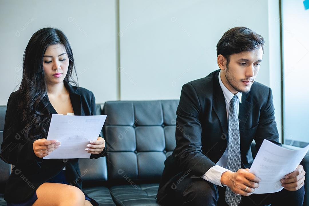 Empresários e empresárias discutindo documentos e ideias no conceito de reunião e entrevista de emprego76