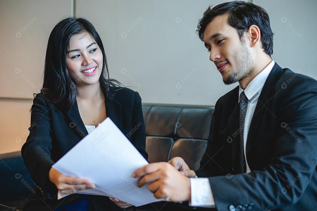 Empresários e empresárias discutindo documentos e ideias no conceito de reunião e entrevista de emprego