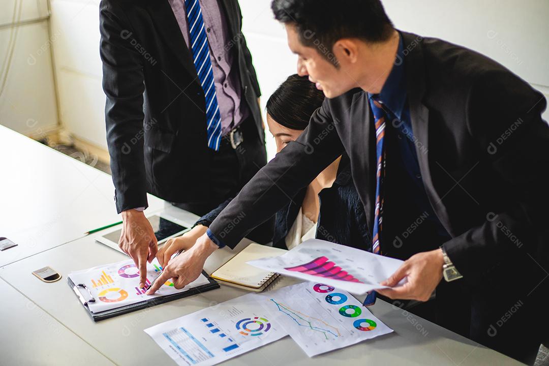 empresários trabalhando e ponto no diagrama financeiro gráfico e documentos de análise na mesa de escritório