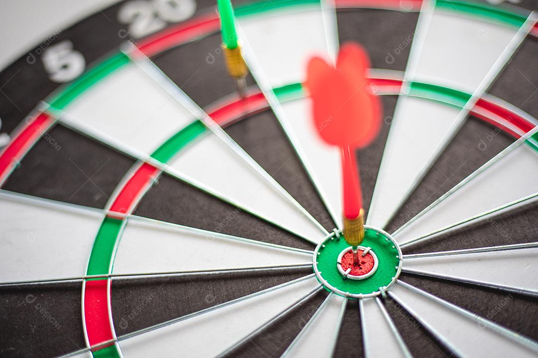 Dart hits Bullseye é um alvo e objetivo do marketing empresarial como conceito.
