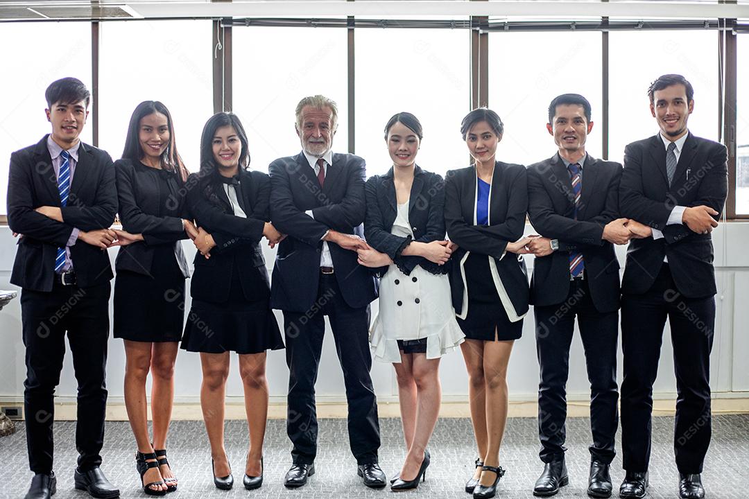 sorrindo feliz empresário e empresárias comemorando sucesso Achievement Arm levantado e mostrar o polegar para cima conceito