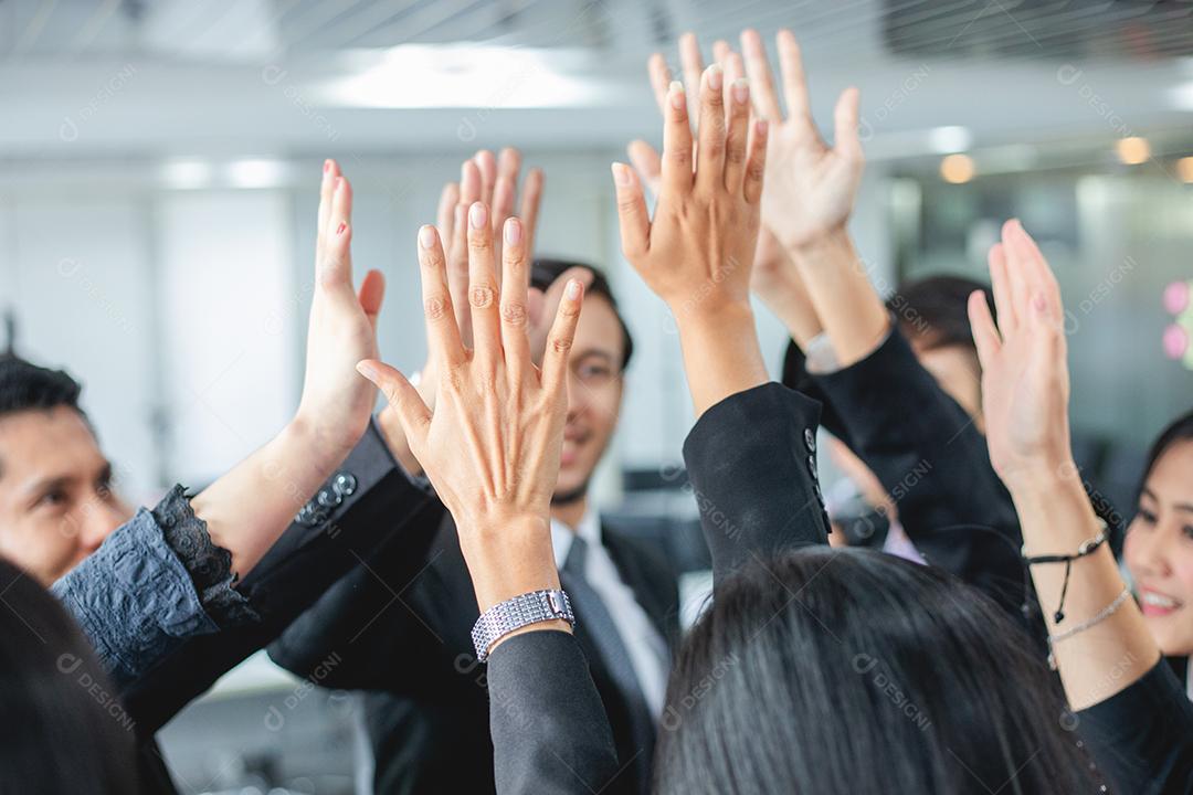 Grupo de empresários reunião discussão conceito de trabalho na sala de reuniões