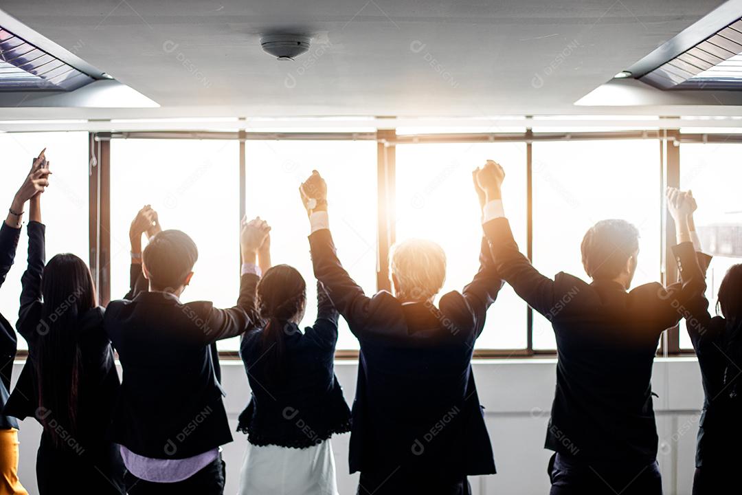 sorrindo feliz empresário e empresárias comemorando sucesso Achievement Arm levantado e mostrar o polegar para cima conceito